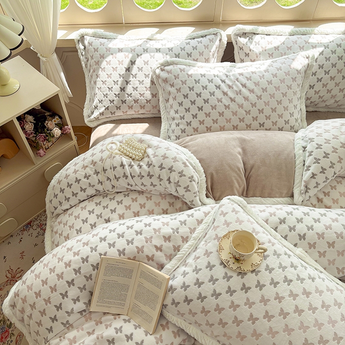 91家纺网 家纺一手货源 找家纺 Mata蔓塔家 2025新款小清新牛奶绒雕花兔毛绒包边四件套 织梦-咖