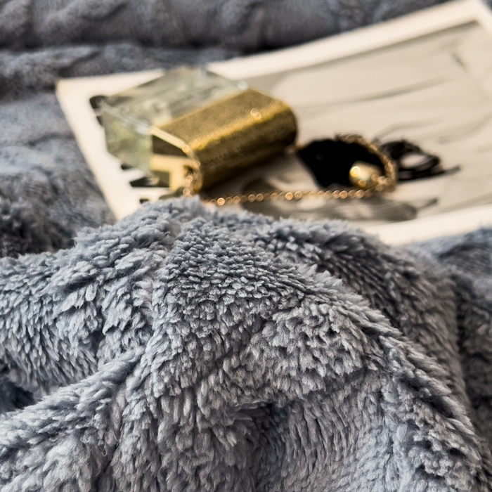 91家纺网 家纺一手货源 找家纺 云恋家纺 2025新款卡通加厚雪花绒双层毛毯 塔芙绒毛毯-烟灰