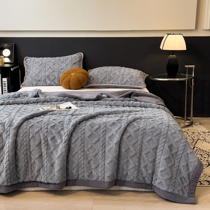 91家纺网 家纺一手货源 找家纺 云恋家纺 2025新款卡通加厚雪花绒双层毛毯 塔芙绒毛毯-烟灰