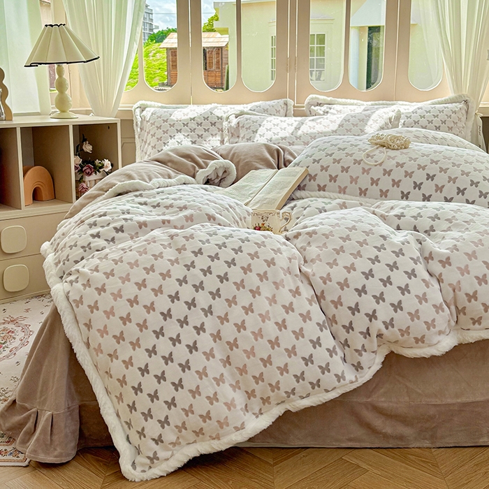 91家纺网 家纺一手货源 找家纺 Mata蔓塔家 2025新款小清新牛奶绒雕花兔毛绒包边四件套 织梦-咖