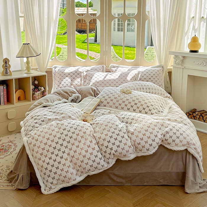 91家纺网 家纺一手货源 找家纺 Mata蔓塔家 2025新款小清新牛奶绒雕花兔毛绒包边四件套 织梦-咖