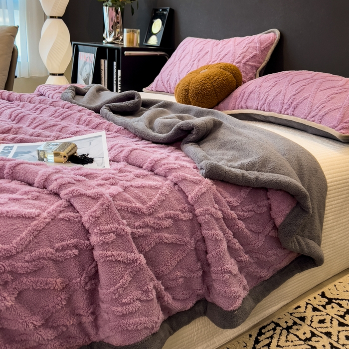 91家纺网 家纺一手货源 找家纺 云恋家纺 2025新款卡通加厚雪花绒双层毛毯 塔芙绒毛毯-雅紫