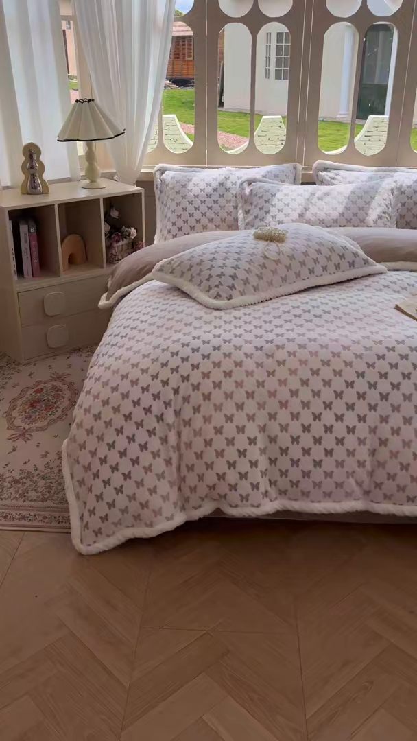 91家纺网 家纺一手货源 找家纺 Mata蔓塔家 2025新款小清新牛奶绒雕花兔毛绒包边四件套 织梦-咖