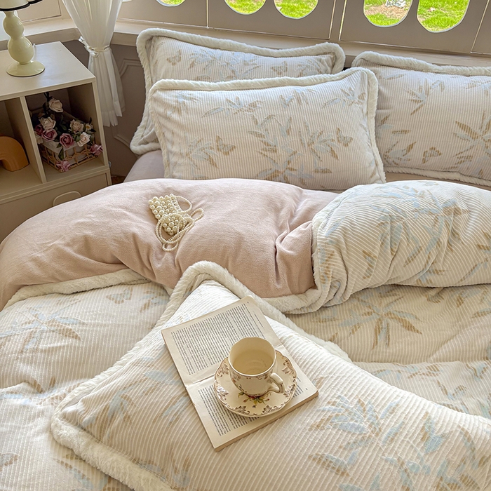 91家纺网 家纺一手货源 找家纺 Mata蔓塔家 2025新款小清新牛奶绒雕花兔毛绒包边四件套 竹蝶伴眠