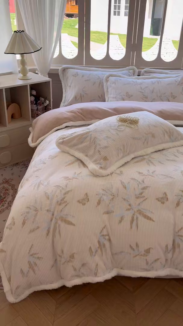 91家纺网 家纺一手货源 找家纺 Mata蔓塔家 2025新款小清新牛奶绒雕花兔毛绒包边四件套 竹蝶伴眠