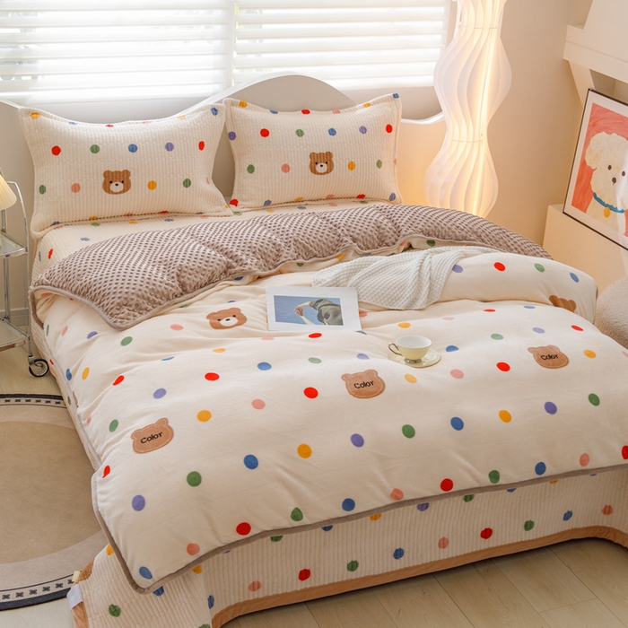 91家纺网 家纺一手货源 找家纺 青竹苑 2025新款牛奶绒豆豆绒夹棉床盖款四件套 波点小熊