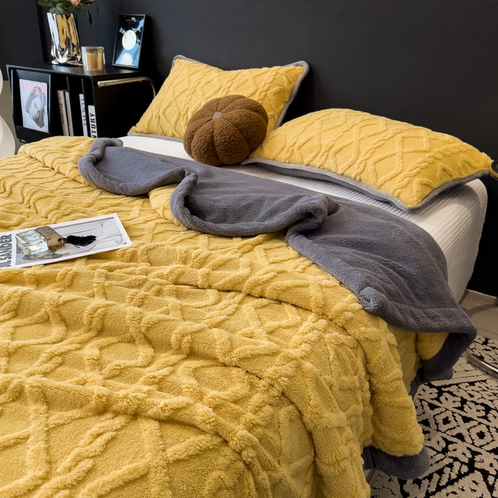 91家纺网 家纺一手货源 找家纺 云恋家纺 2025新款卡通加厚雪花绒双层毛毯 塔芙绒毛毯-柠檬黄
