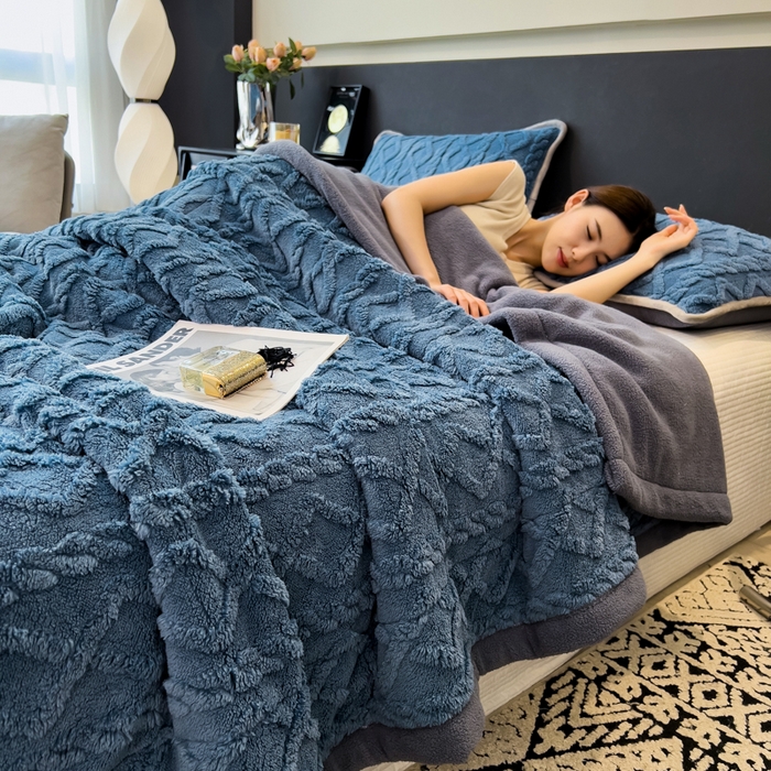 91家纺网 家纺一手货源 找家纺 云恋家纺 2025新款卡通加厚雪花绒双层毛毯 塔芙绒毛毯-柔蓝