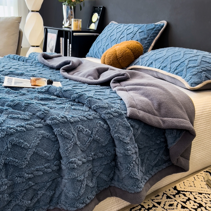 91家纺网 家纺一手货源 找家纺 云恋家纺 2025新款卡通加厚雪花绒双层毛毯 塔芙绒毛毯-柔蓝