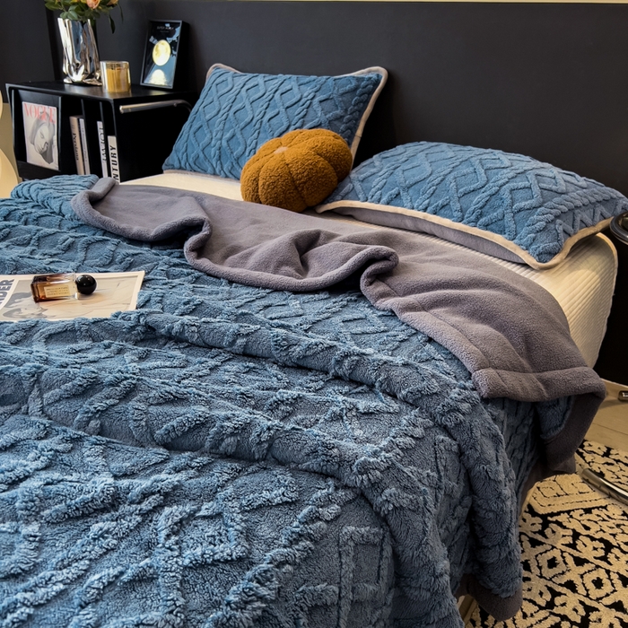 91家纺网 家纺一手货源 找家纺 云恋家纺 2025新款卡通加厚雪花绒双层毛毯 塔芙绒毛毯-柔蓝