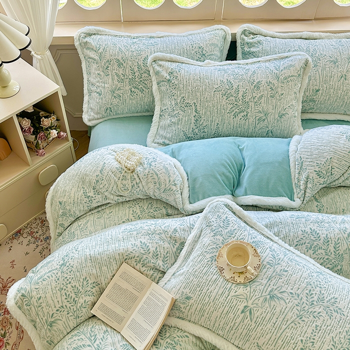 91家纺网 家纺一手货源 找家纺 Mata蔓塔家 2025新款小清新牛奶绒雕花兔毛绒包边四件套 竹影清眠