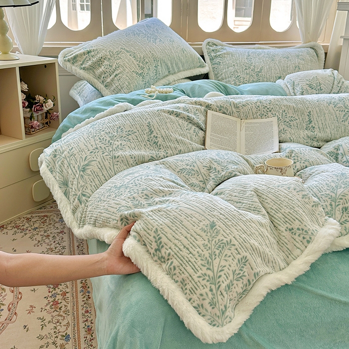 91家纺网 家纺一手货源 找家纺 Mata蔓塔家 2025新款小清新牛奶绒雕花兔毛绒包边四件套 竹影清眠