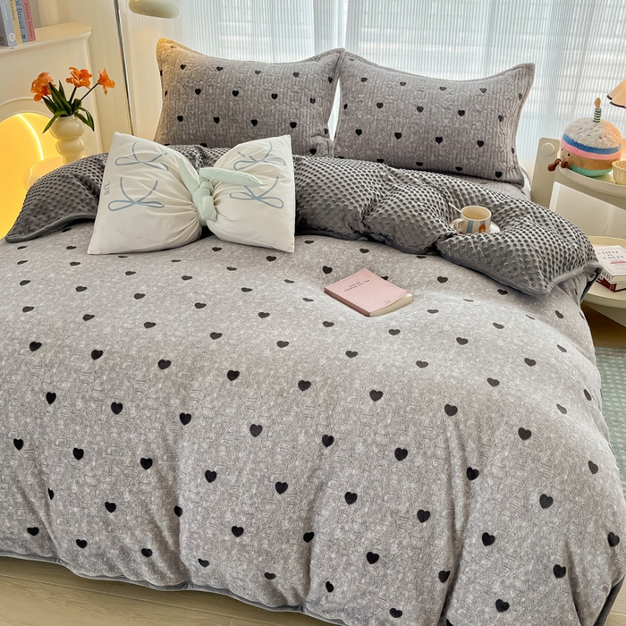 91家纺网 家纺一手货源 找家纺 青竹苑 2025新款牛奶绒豆豆绒夹棉床盖款四件套 黑色爱心