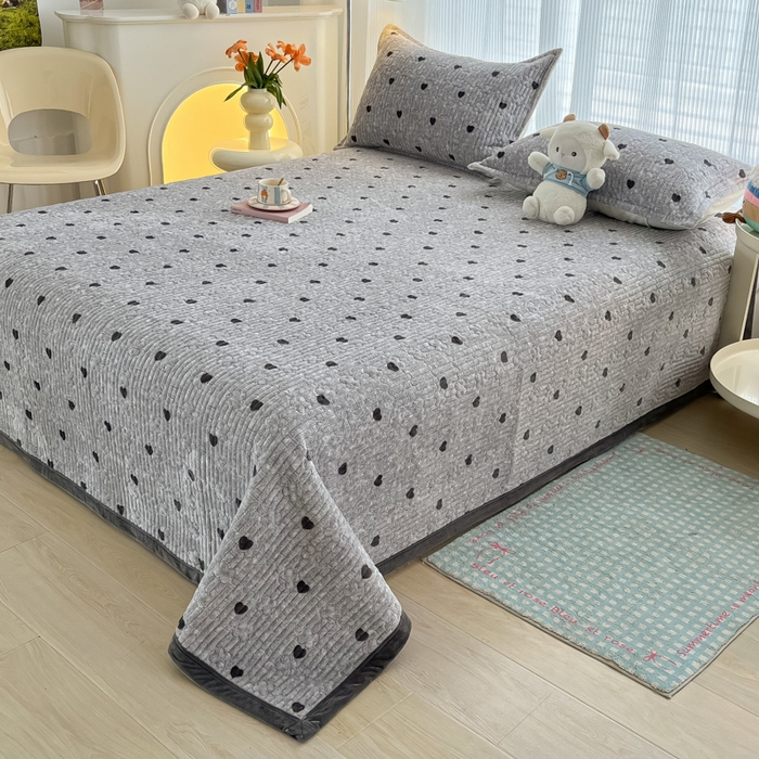 91家纺网 家纺一手货源 找家纺 青竹苑 2025新款牛奶绒豆豆绒夹棉床盖款四件套 黑色爱心