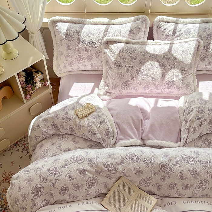 91家纺网 家纺一手货源 找家纺 Mata蔓塔家 2025新款小清新牛奶绒雕花兔毛绒包边四件套 紫梦絮语