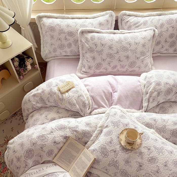 91家纺网 家纺一手货源 找家纺 Mata蔓塔家 2025新款小清新牛奶绒雕花兔毛绒包边四件套 紫梦絮语