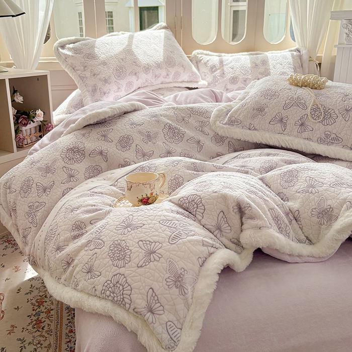 91家纺网 家纺一手货源 找家纺 Mata蔓塔家 2025新款小清新牛奶绒雕花兔毛绒包边四件套 紫梦絮语