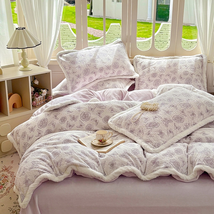 91家纺网 家纺一手货源 找家纺 Mata蔓塔家 2025新款小清新牛奶绒雕花兔毛绒包边四件套 紫梦絮语