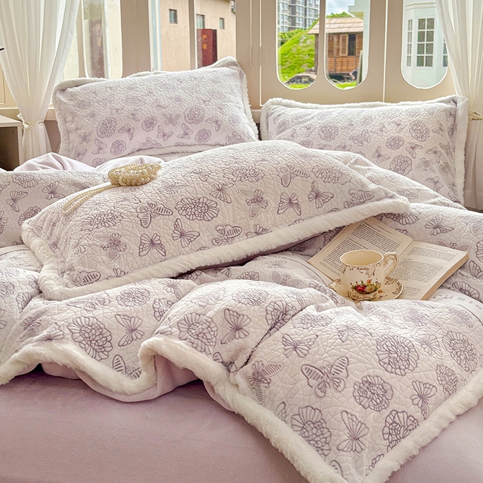 91家纺网 家纺一手货源 找家纺 Mata蔓塔家 2025新款小清新牛奶绒雕花兔毛绒包边四件套 紫梦絮语