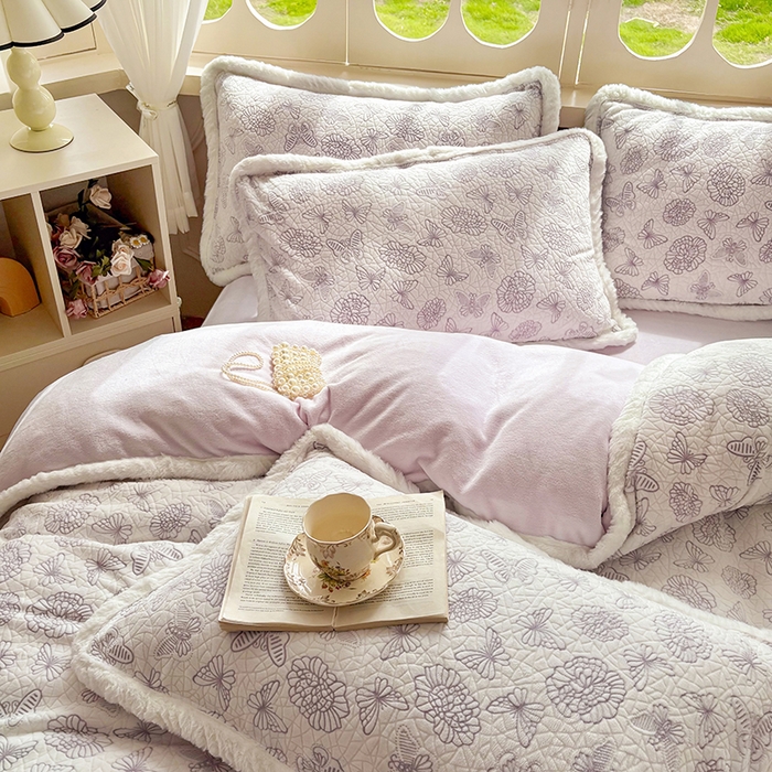 91家纺网 家纺一手货源 找家纺 Mata蔓塔家 2025新款小清新牛奶绒雕花兔毛绒包边四件套 紫梦絮语