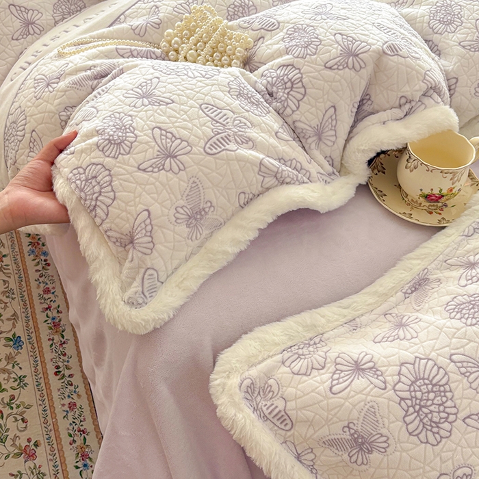 91家纺网 家纺一手货源 找家纺 Mata蔓塔家 2025新款小清新牛奶绒雕花兔毛绒包边四件套 紫梦絮语