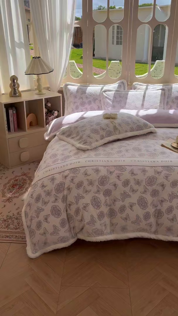 91家纺网 家纺一手货源 找家纺 Mata蔓塔家 2025新款小清新牛奶绒雕花兔毛绒包边四件套 紫梦絮语