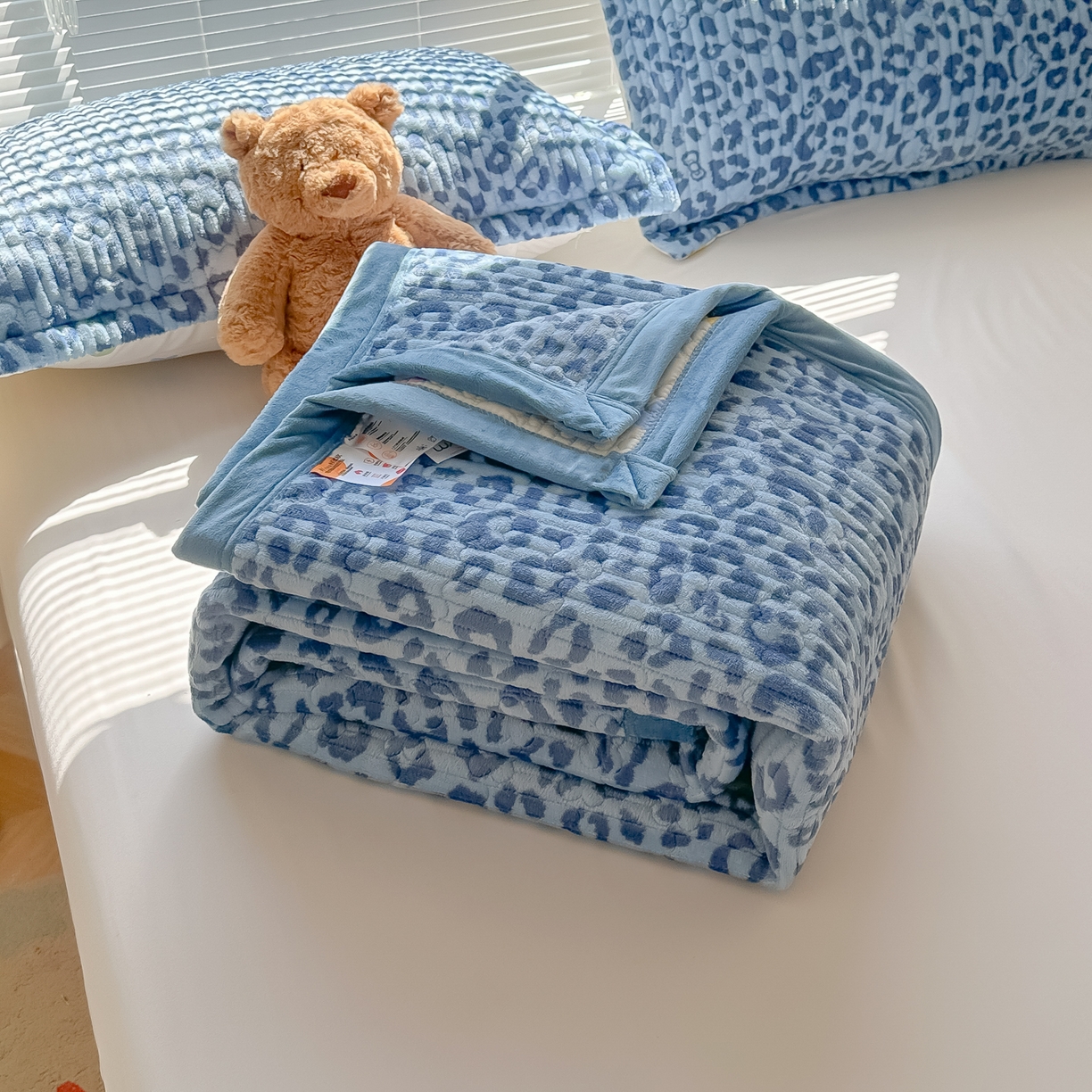 91家纺网 家纺一手货源 找家纺 青竹苑 2025新款牛奶绒豆豆绒夹棉床盖款四件套 蓝色豹纹