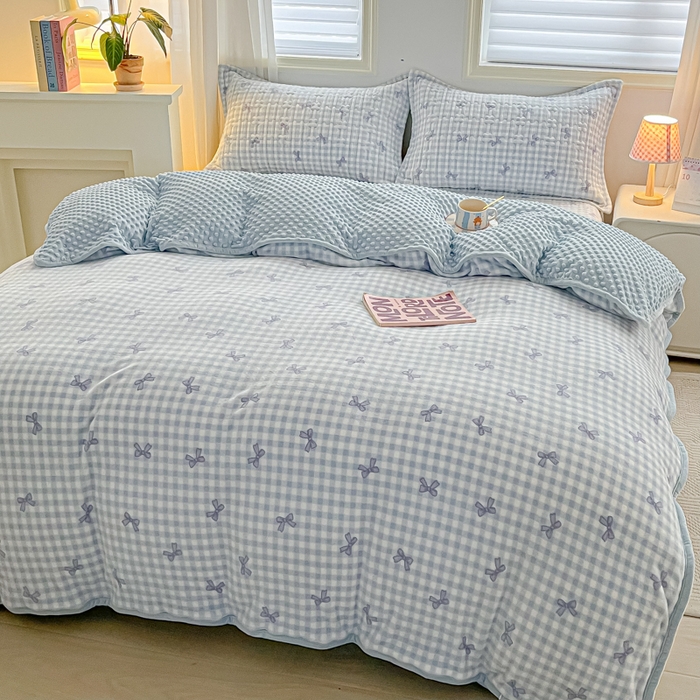 91家纺网 家纺一手货源 找家纺 青竹苑 2025新款牛奶绒豆豆绒夹棉床盖款四件套 洛丽塔