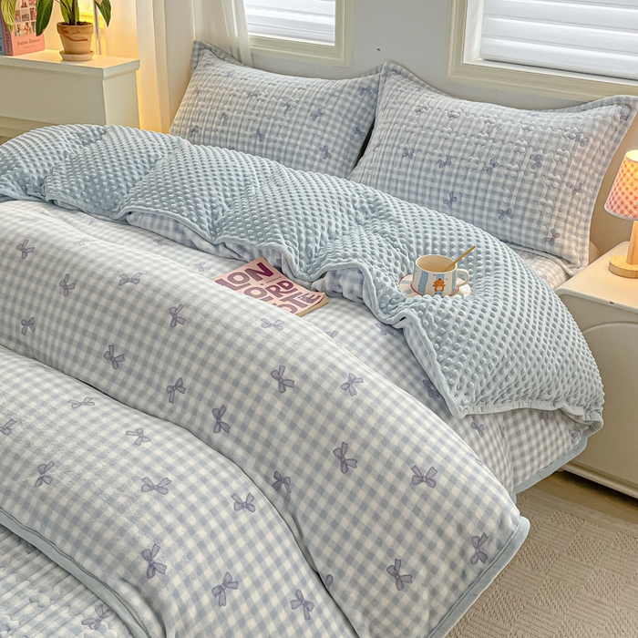 91家纺网 家纺一手货源 找家纺 青竹苑 2025新款牛奶绒豆豆绒夹棉床盖款四件套 洛丽塔