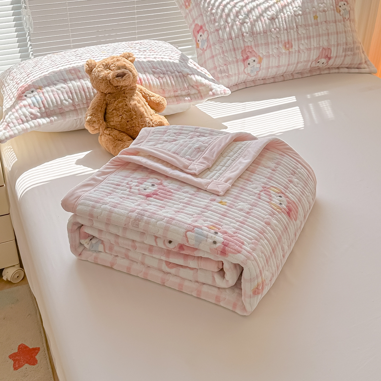 91家纺网 家纺一手货源 找家纺 青竹苑 2025新款牛奶绒豆豆绒夹棉床盖款四件套 美乐帝姬