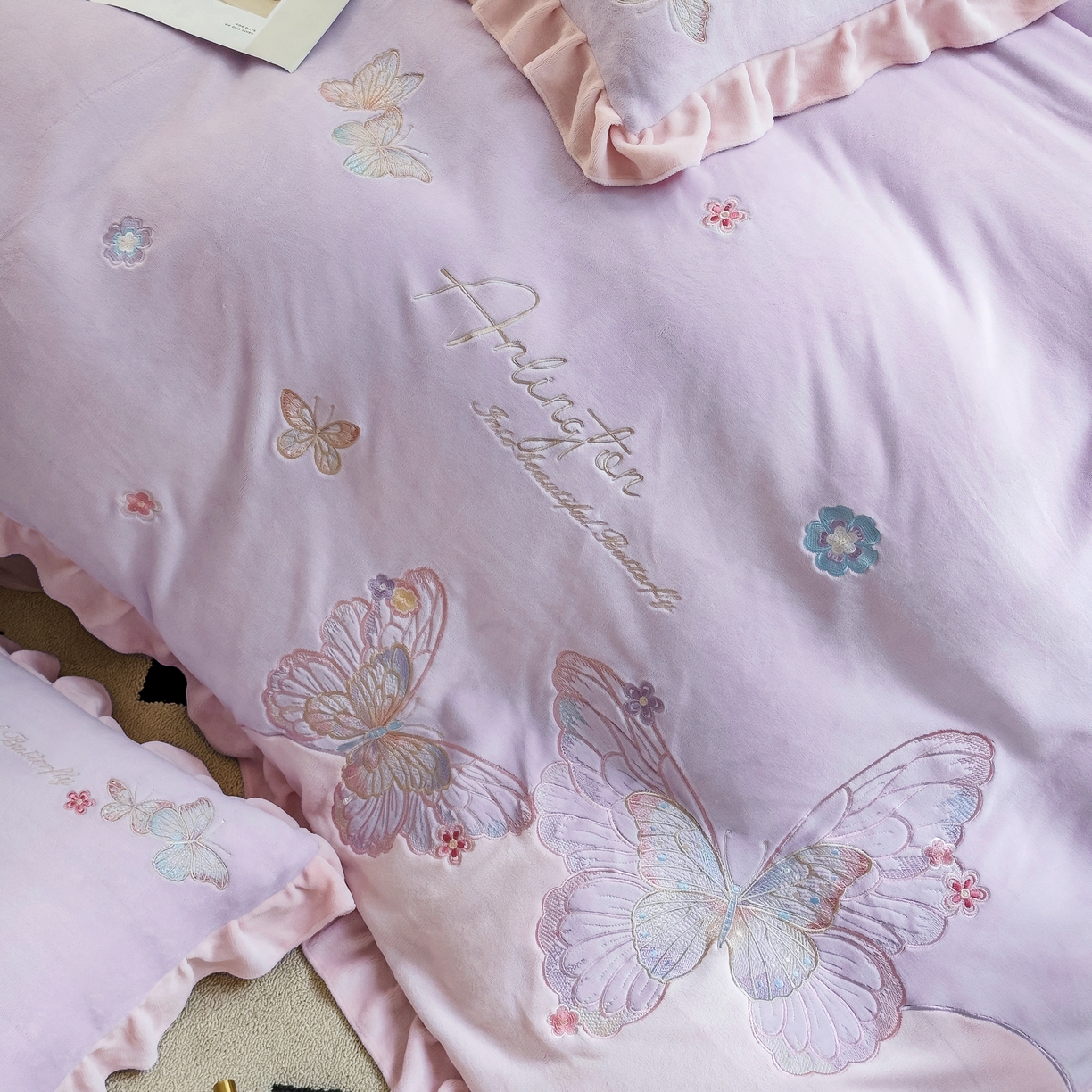 91家纺网 家纺一手货源 找家纺 卡初家居（原微来） 2025秋冬新款A类高克重加厚保暖亲肤牛奶绒四件套--蝶舞系列（提供买家秀） 蝶舞-优雅紫