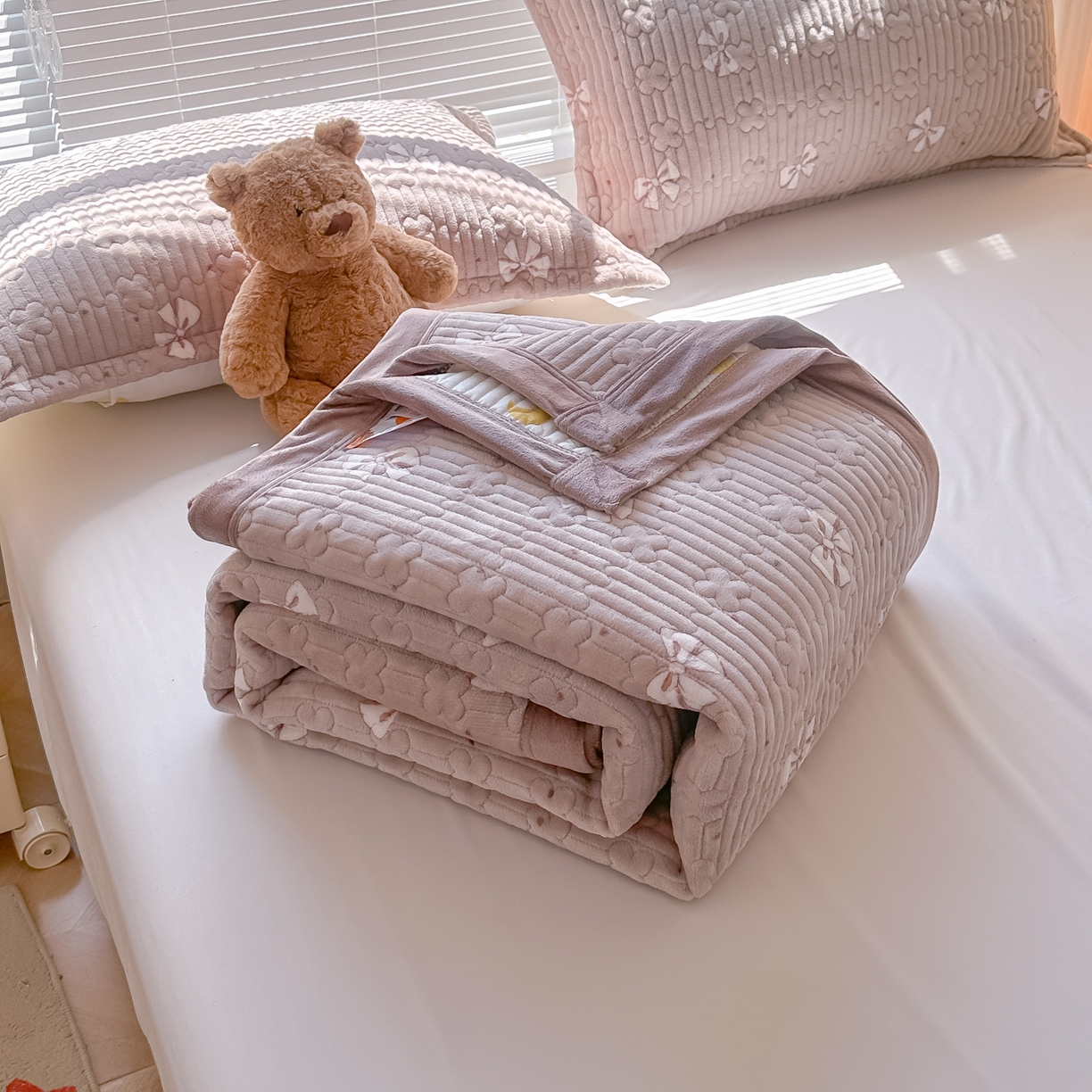 91家纺网 家纺一手货源 找家纺 青竹苑 2025新款牛奶绒豆豆绒夹棉床盖款四件套 情浓巧克力