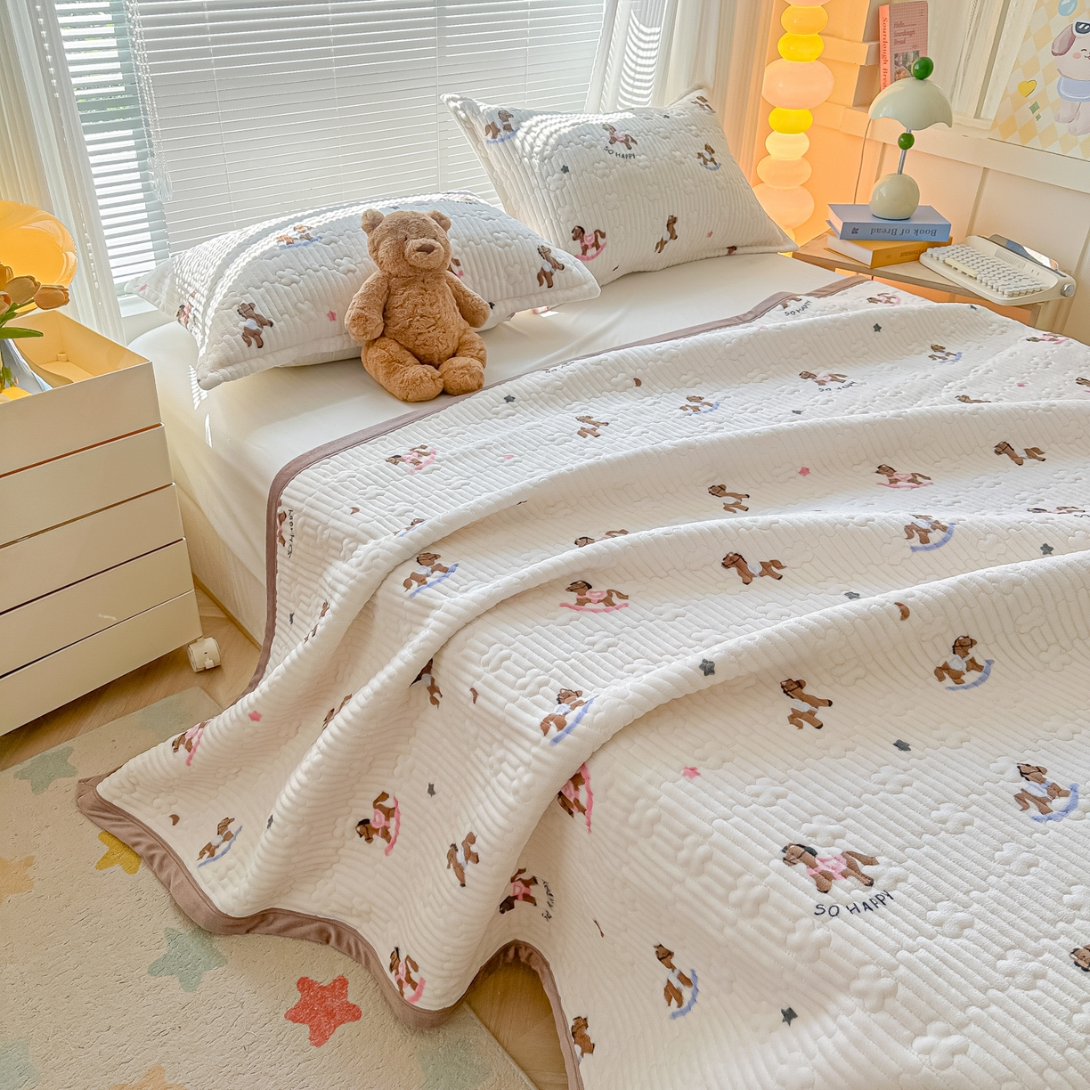 91家纺网 家纺一手货源 找家纺 青竹苑 2025新款牛奶绒豆豆绒夹棉床盖款四件套 旋转木马