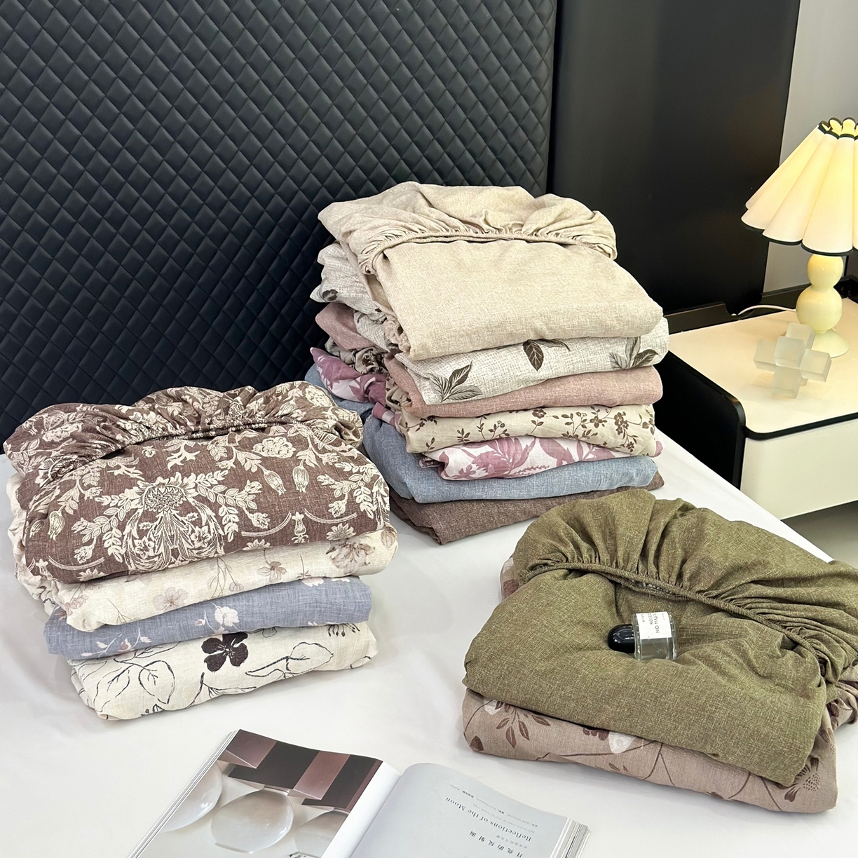 91家纺网 家纺一手货源 找家纺 一比一 2023新款兔毛七彩印花牛奶绒四件套 七彩灰色