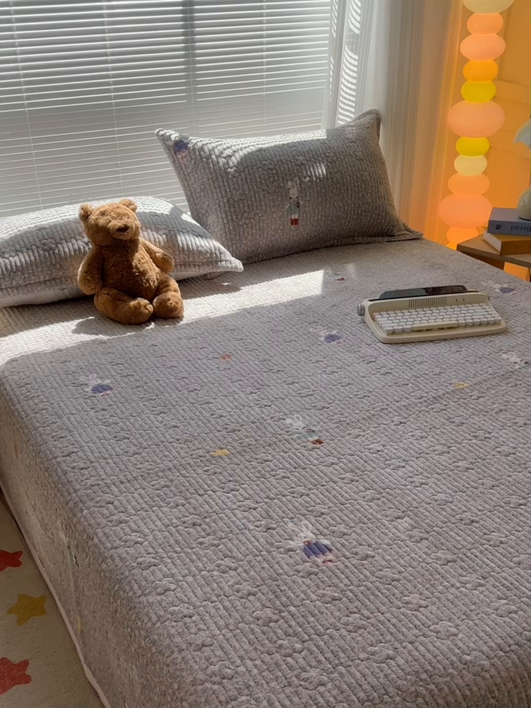 91家纺网 家纺一手货源 找家纺 青竹苑 2025新款牛奶绒豆豆绒夹棉床盖款四件套 织梦人