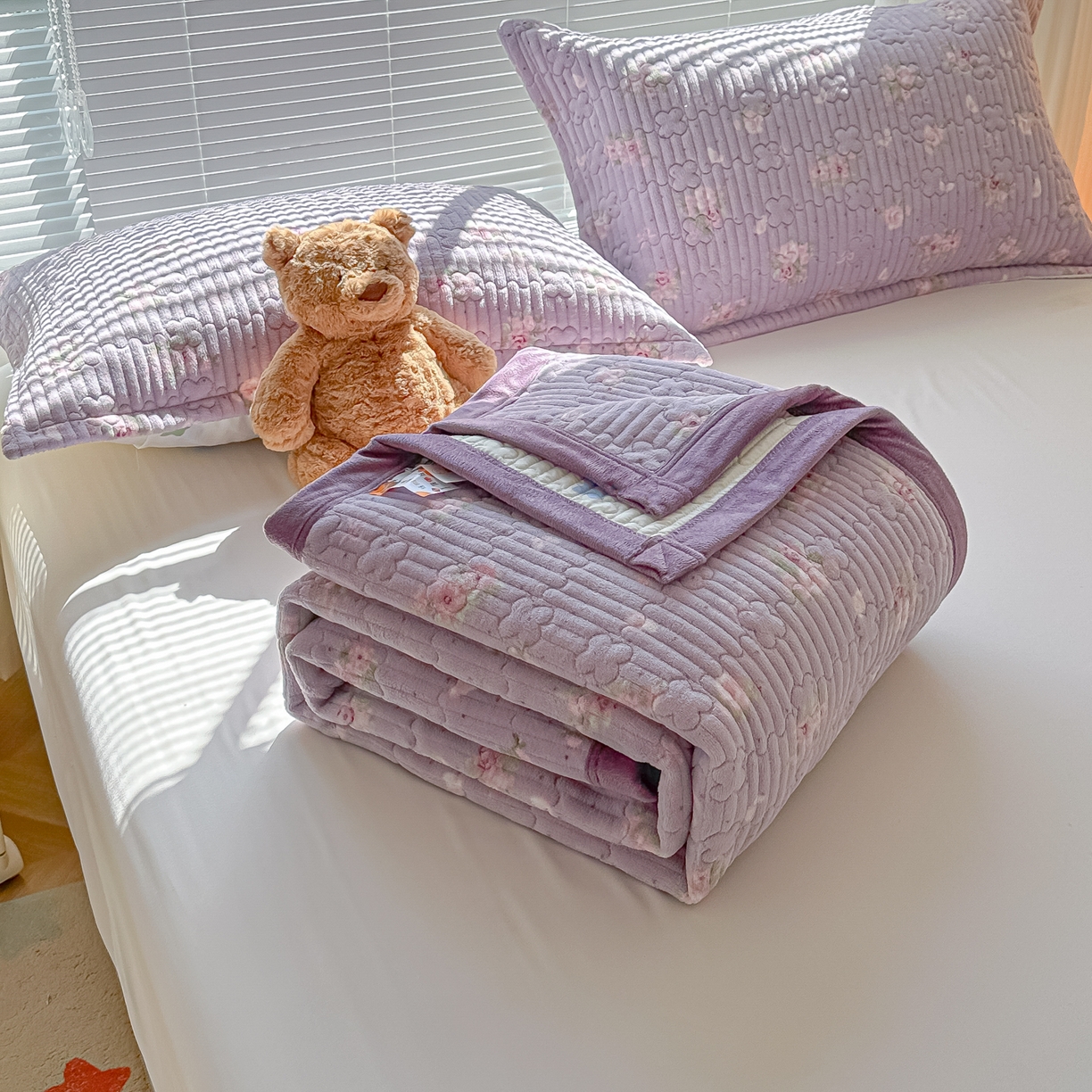 91家纺网 家纺一手货源 找家纺 青竹苑 2025新款牛奶绒豆豆绒夹棉床盖款四件套 紫韵