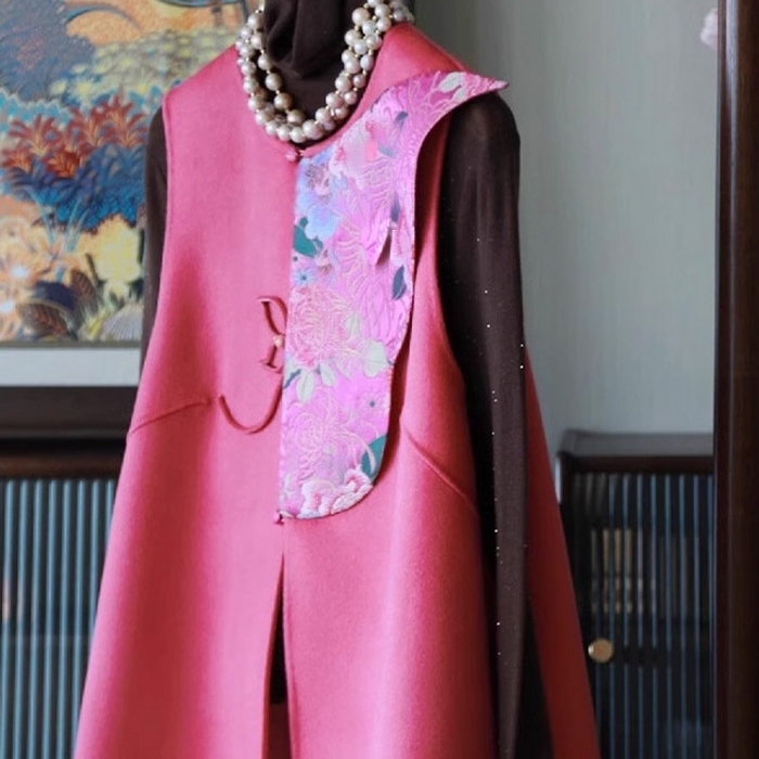 91家纺网 家纺一手货源 找家纺 （总）洛兰沙家居馆【只代发】【只代发】 2025新款复古织锦缎细纱棉麻拼接马甲背心刺绣中式盘扣上衣