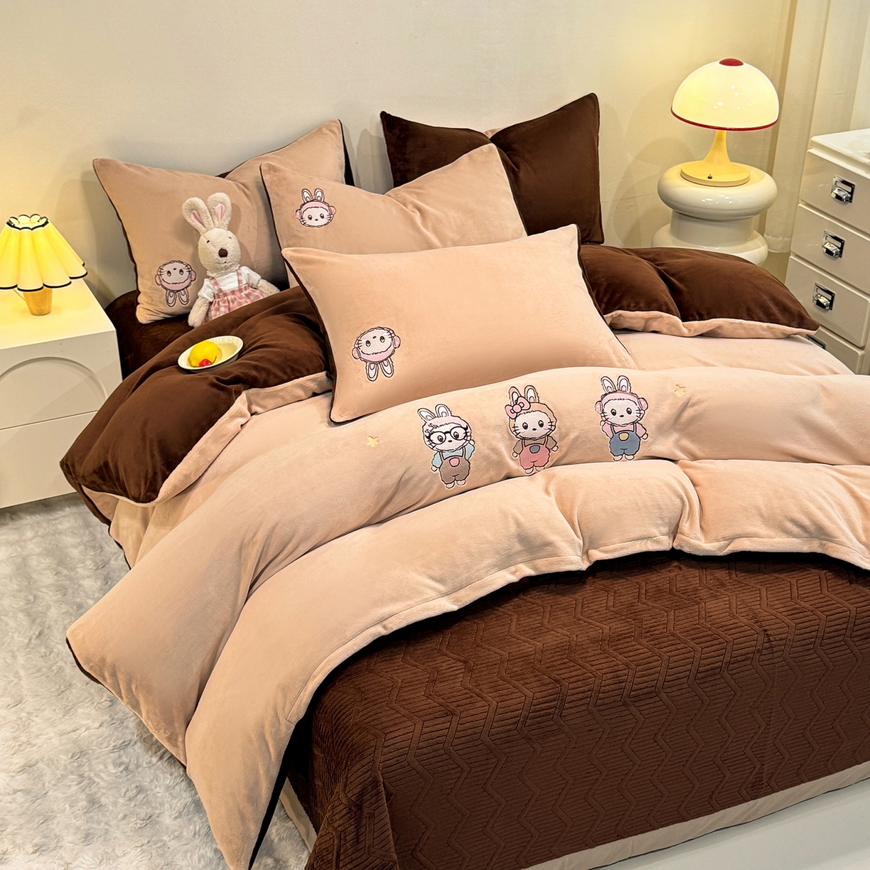 91家纺网 家纺一手货源 找家纺 新方向 2025年 全消光A类刺绣牛奶绒四件套-幸运兔 幸运兔-香槟咖