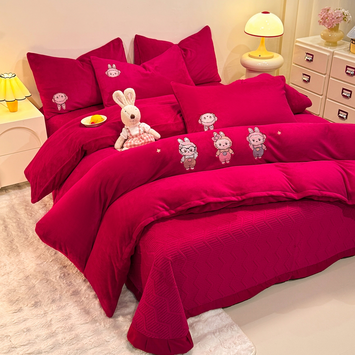 91家纺网 家纺一手货源 找家纺 （总）控价 2025年新款 床盖款240克全消光A类刺绣牛奶绒四件套-幸运兔