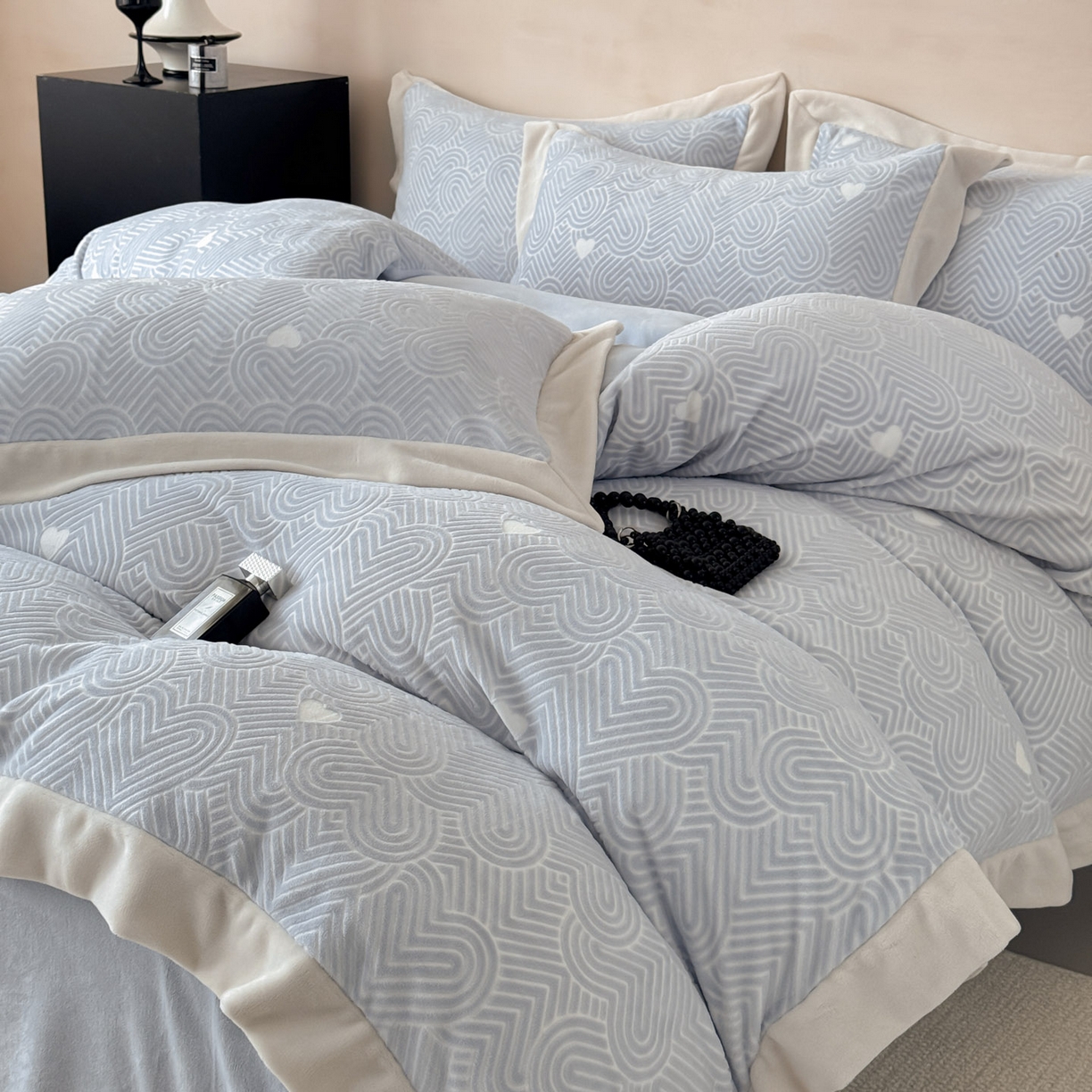 91家纺网 家纺一手货源 找家纺 若未家居 LOVEWE HOUSE 2025新款250克全消光数码印花5D雕花撞色宽边全消光牛奶绒四件套-心动 心动-蓝