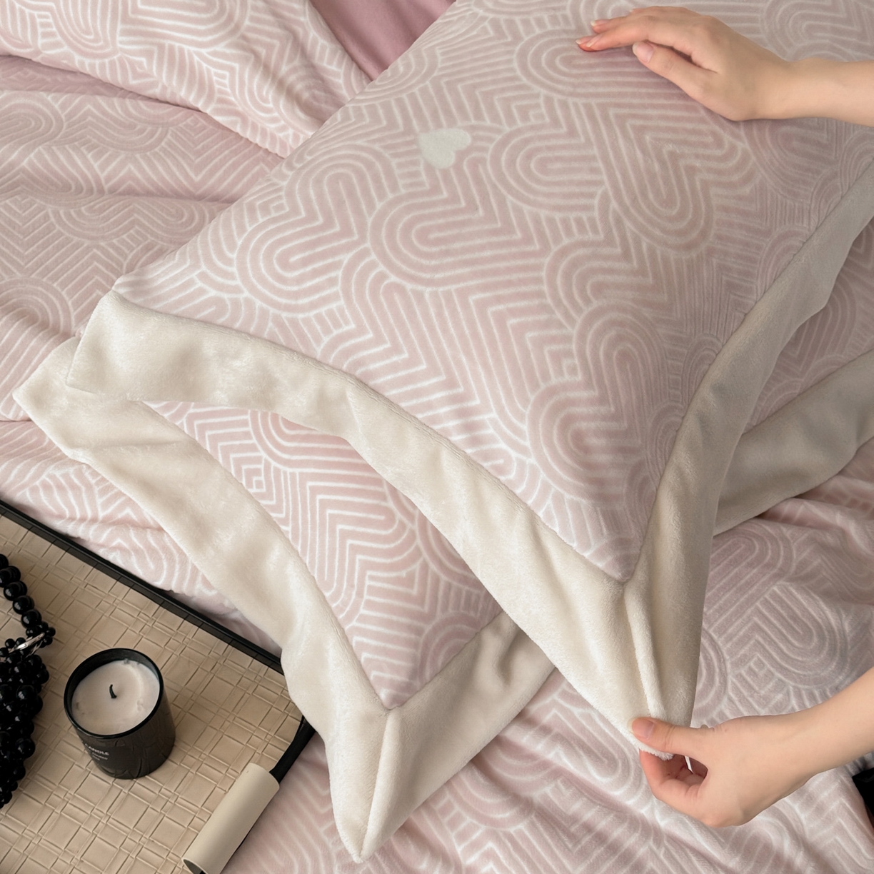 91家纺网 家纺一手货源 找家纺 （总）若未家居 LOVEWE HOUSE 2025新款250克全消光数码印花5D雕花撞色宽边全消光牛奶绒四件套-心动