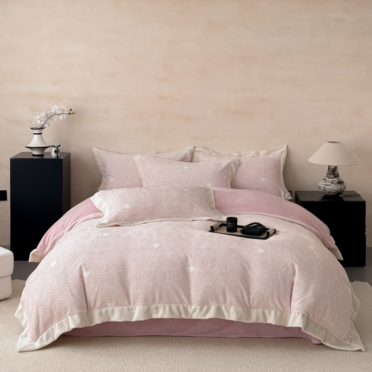 91家纺网 家纺一手货源 找家纺 （总）若未家居 LOVEWE HOUSE 2025新款250克全消光数码印花5D雕花撞色宽边全消光牛奶绒四件套-心动