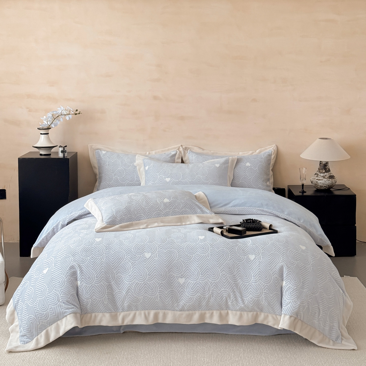 91家纺网 家纺一手货源 找家纺 若未家居 LOVEWE HOUSE 2025新款250克全消光数码印花5D雕花撞色宽边全消光牛奶绒四件套-心动 心动-蓝