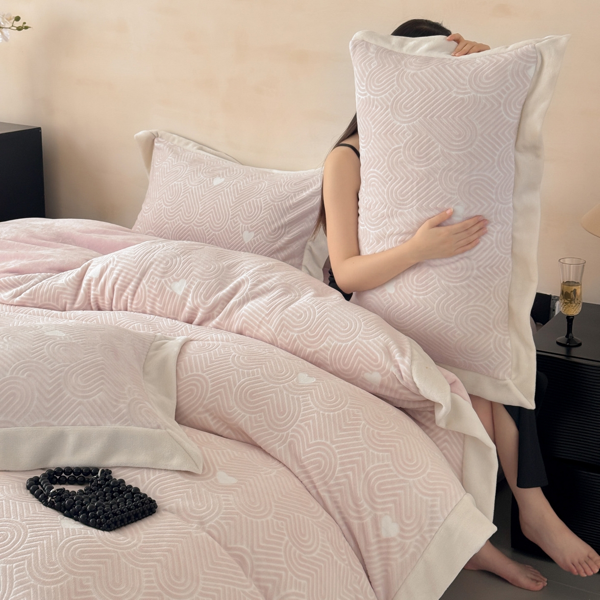 91家纺网 家纺一手货源 找家纺 （总）若未家居 LOVEWE HOUSE 2025新款250克全消光数码印花5D雕花撞色宽边全消光牛奶绒四件套-心动