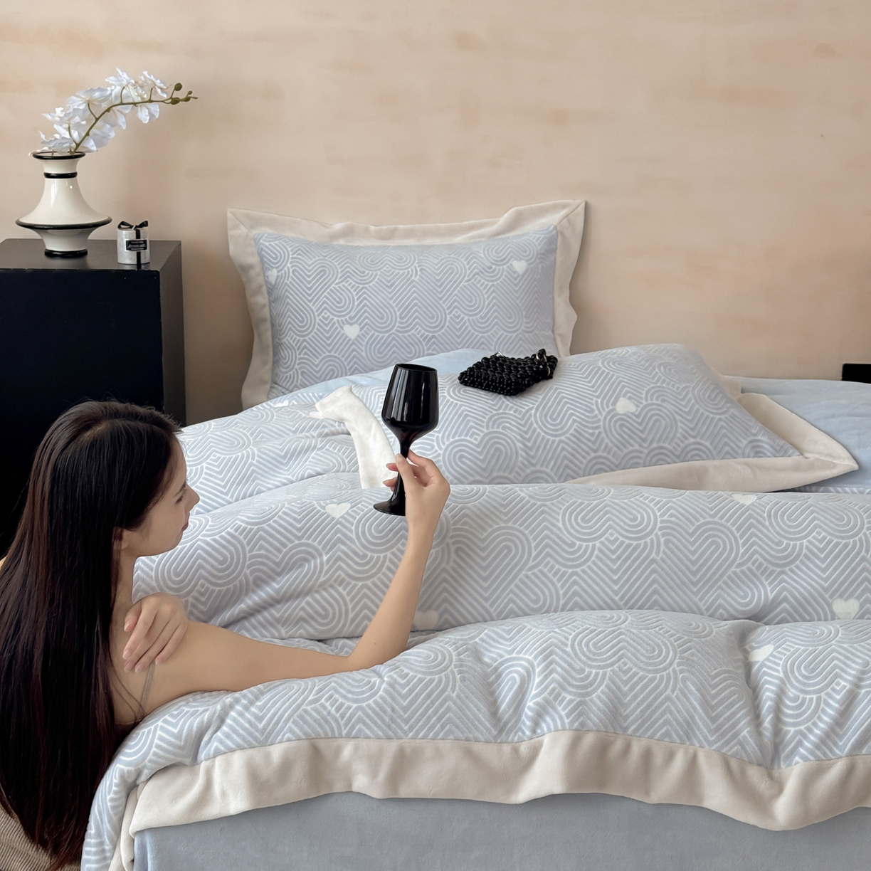 91家纺网 家纺一手货源 找家纺 若未家居 LOVEWE HOUSE 2025新款250克全消光数码印花5D雕花撞色宽边全消光牛奶绒四件套-心动 心动-蓝