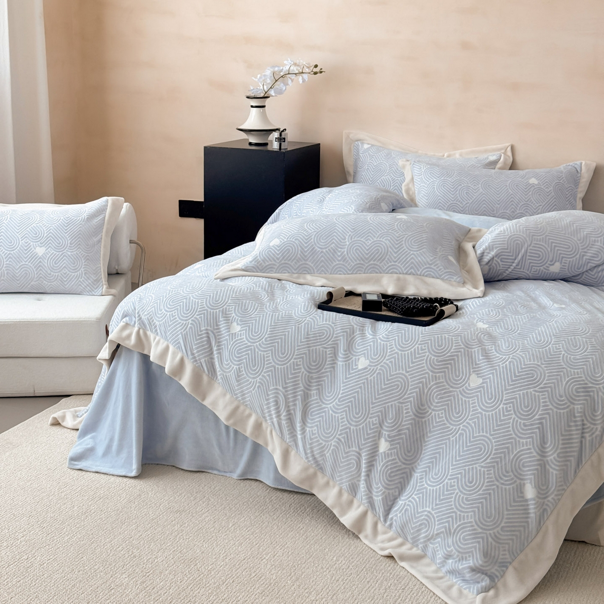 91家纺网 家纺一手货源 找家纺 若未家居 LOVEWE HOUSE 2025新款250克全消光数码印花5D雕花撞色宽边全消光牛奶绒四件套-心动 心动-蓝