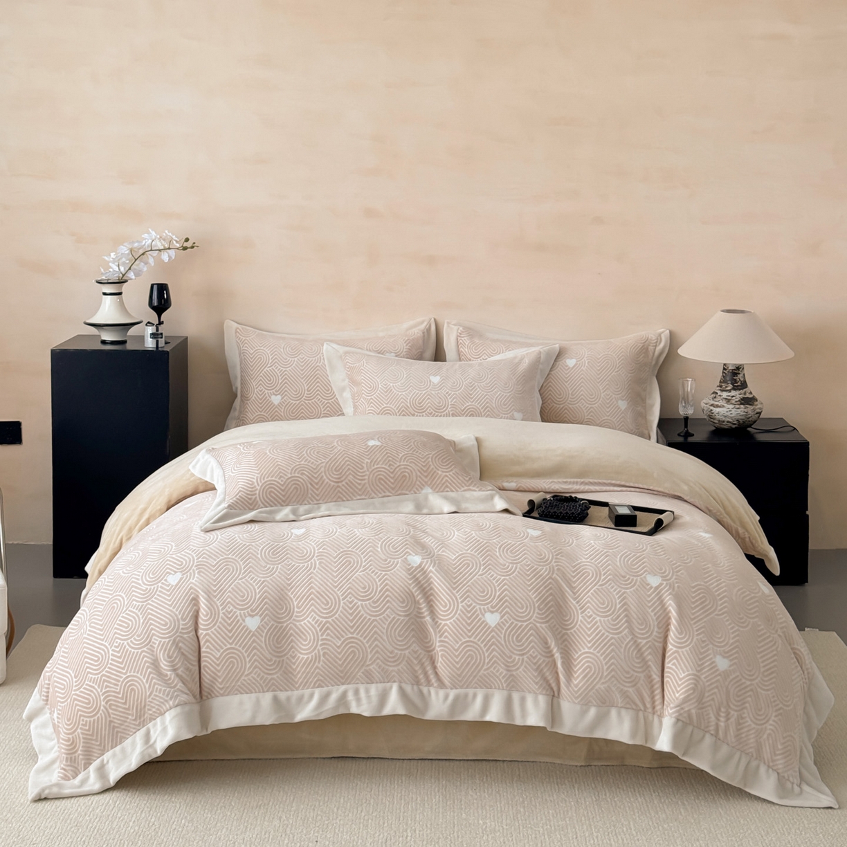 91家纺网 家纺一手货源 找家纺 若未家居 LOVEWE HOUSE 2025新款250克全消光数码印花5D雕花撞色宽边全消光牛奶绒四件套-心动 心动-米