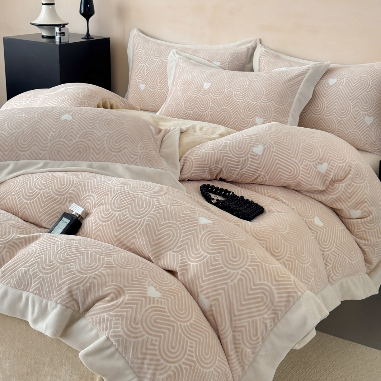 91家纺网 家纺一手货源 找家纺 若未家居 LOVEWE HOUSE 2025新款250克全消光数码印花5D雕花撞色宽边全消光牛奶绒四件套-心动 心动-米