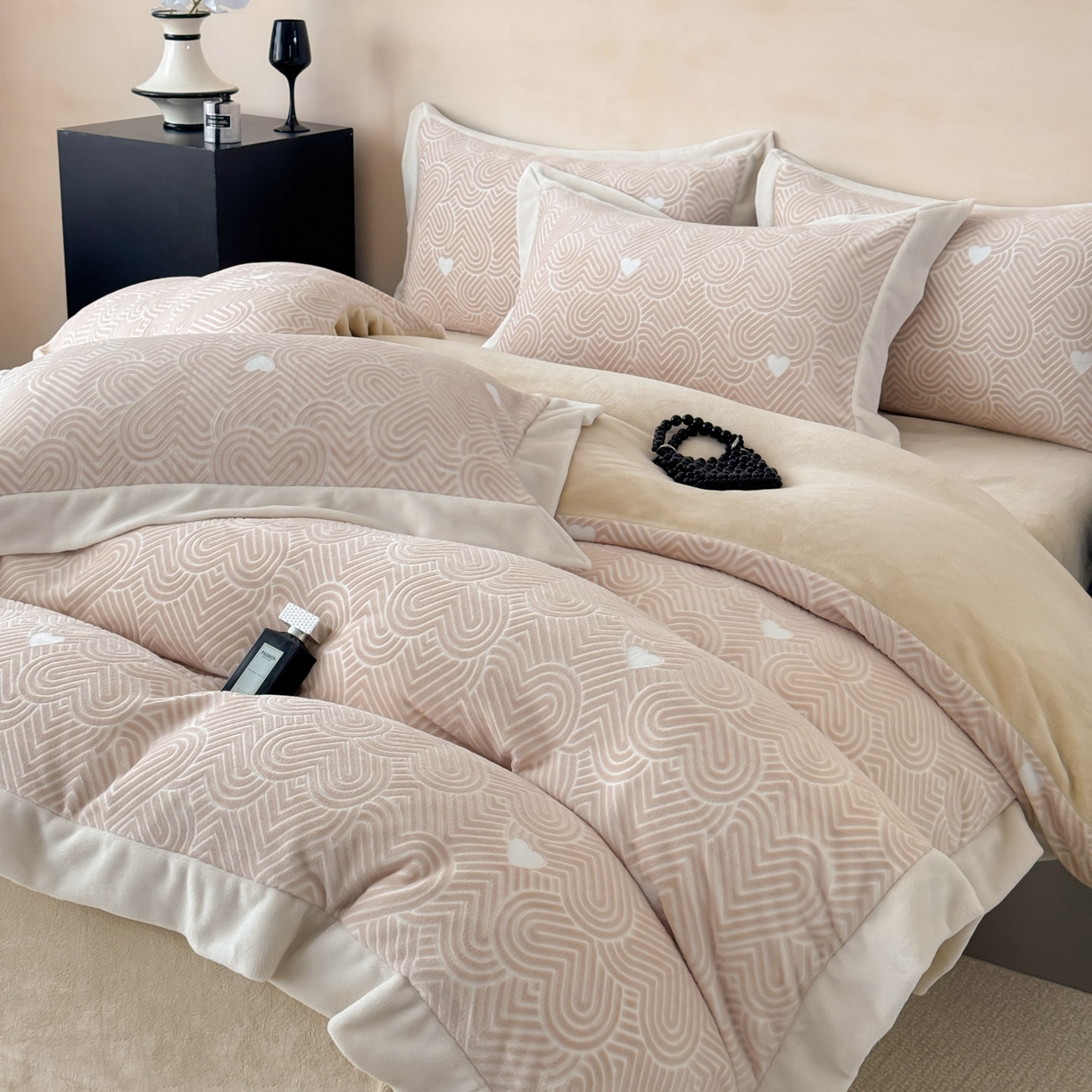 若未家居 LOVEWE HOUSE 2025新款250克全消光数码印花5D雕花撞色宽边全消光牛奶绒四件套-心动 心动-米