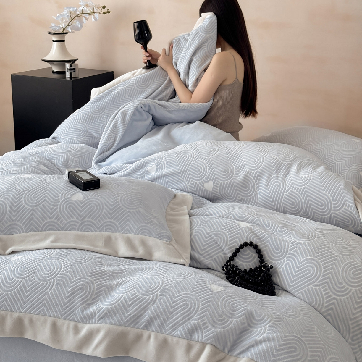 91家纺网 家纺一手货源 找家纺 若未家居 LOVEWE HOUSE 2025新款250克全消光数码印花5D雕花撞色宽边全消光牛奶绒四件套-心动 心动-蓝